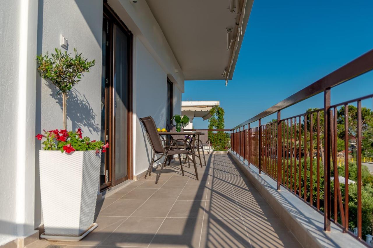 Dimi Seafront Apartment By Rentals Pro Services - Néa Mudaniá Kültér fotó