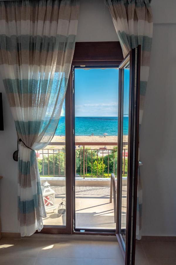 Dimi Seafront Apartment By Rentals Pro Services - Néa Mudaniá Kültér fotó