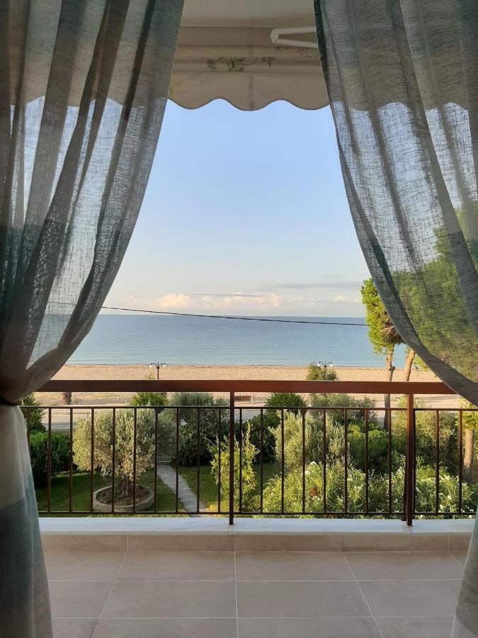 Dimi Seafront Apartment By Rentals Pro Services - Néa Mudaniá Kültér fotó